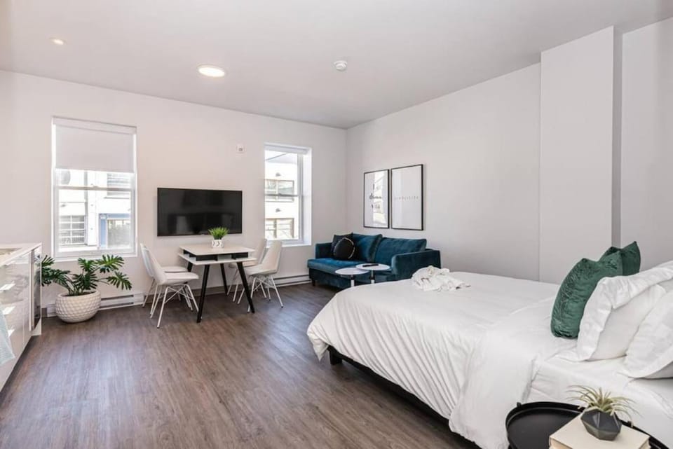 Bed, TV and multimedia, Living room, Seating area, Dining area, Bedroom, towels