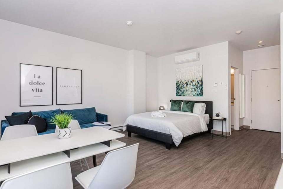 Bed, Living room, Seating area, Dining area, Bedroom, air conditioner