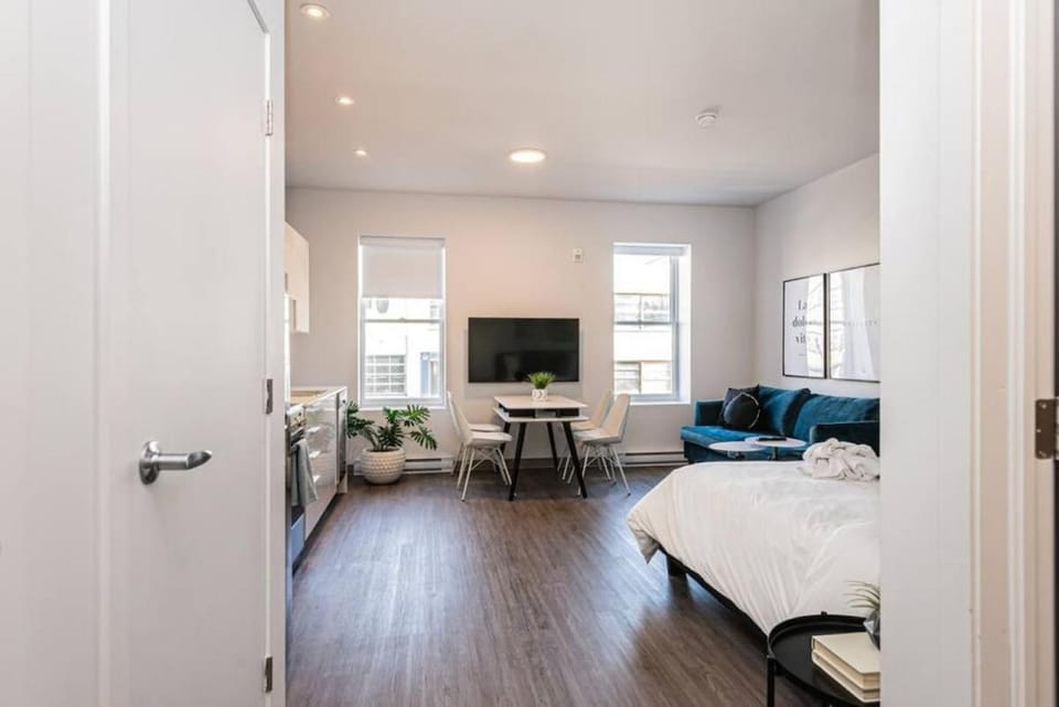 Bed, TV and multimedia, Living room, Seating area, Bedroom