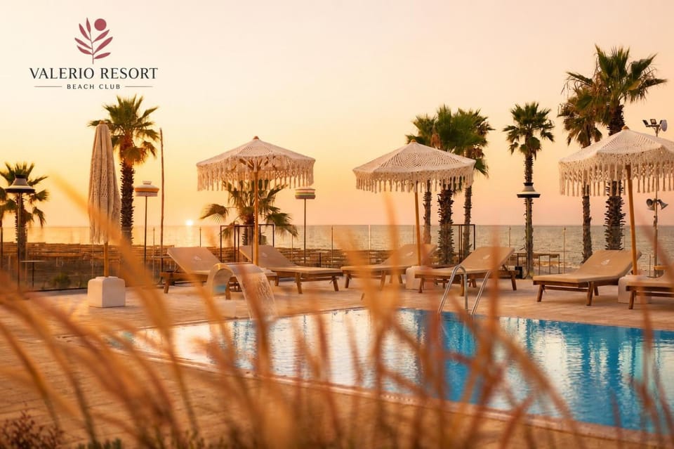 Pool view, Swimming pool, Sunrise, sunbed