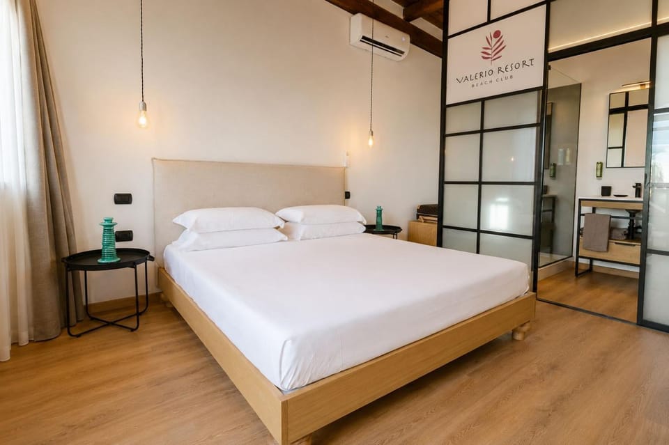 Bed, Photo of the whole room, Decorative detail, Bedroom