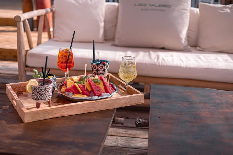 Restaurant/places to eat, Lounge or bar