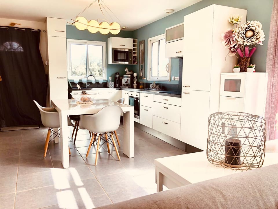 Kitchen or kitchenette, Dining area, minibar, pet friendly, stove
