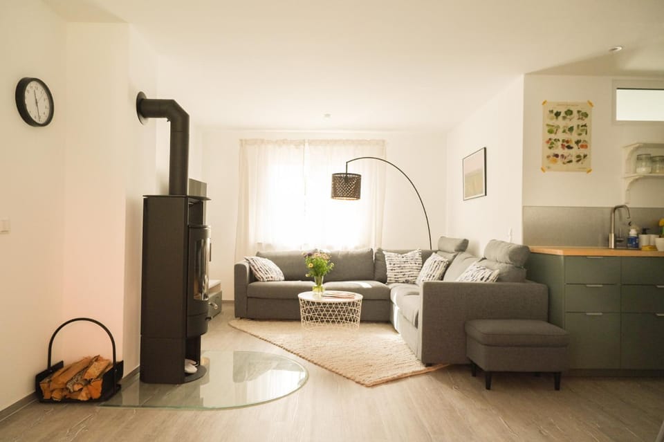 Toilet, TV and multimedia, Living room, Seating area, flat iron