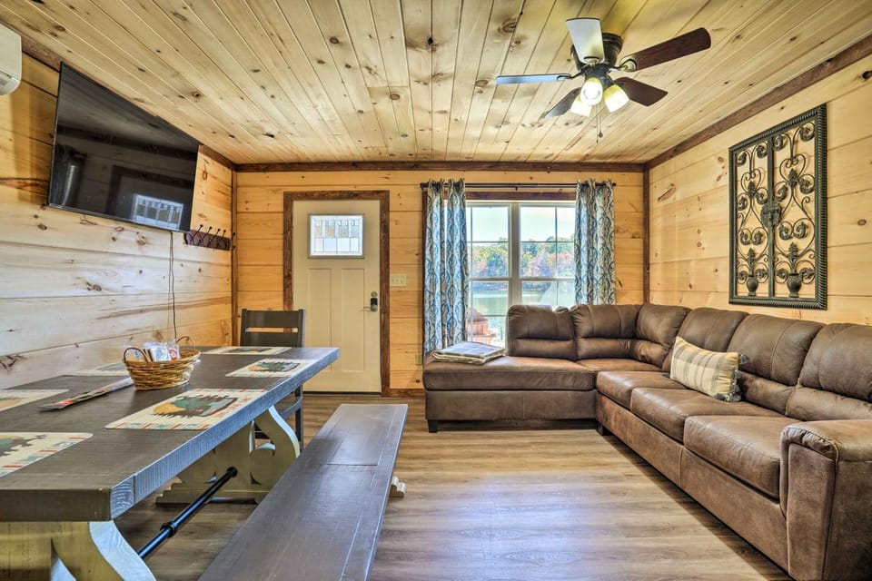 Trenton Cabin: Panoramic Lake Views Cabin in Alabama