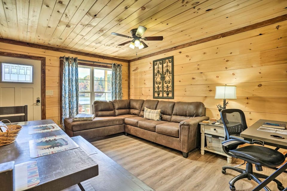 Trenton Cabin: Panoramic Lake Views Cabin in Alabama