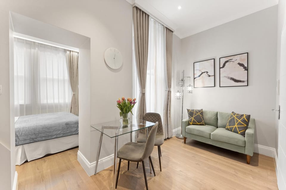 Bed, Living room, Photo of the whole room, Seating area, Bedroom