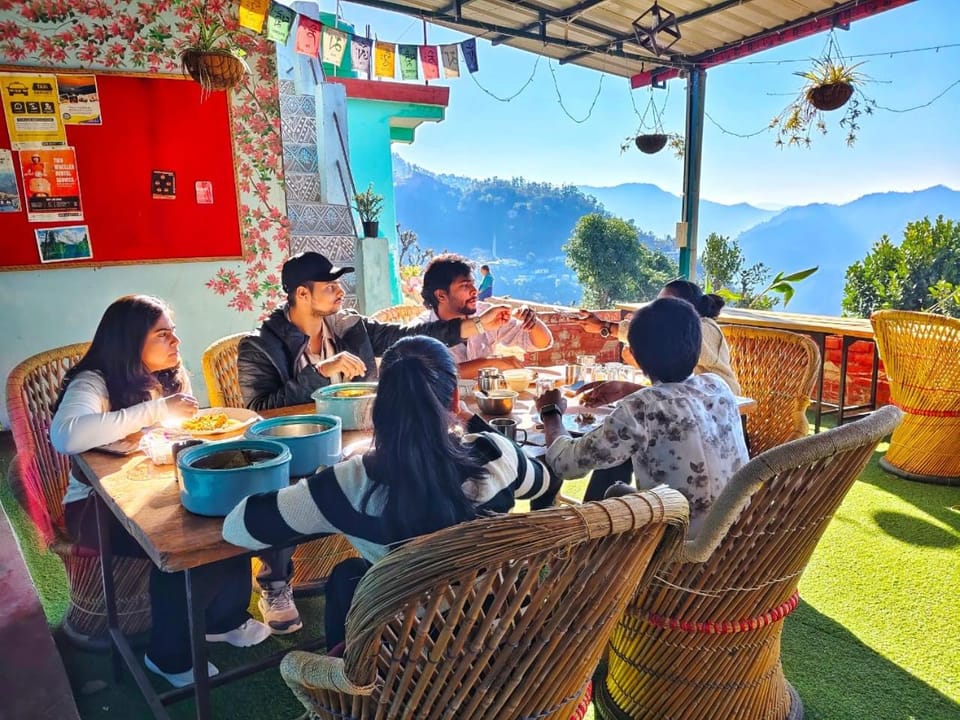 Restaurant/places to eat, People, Food and drinks, group of guests