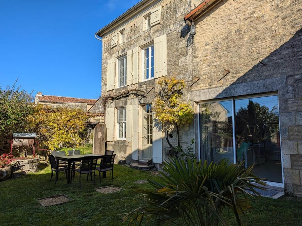 Maison indépendante en pierre, 3 chambres, WiFi et Parking près de Villefagnan - FR-1-653-47 House in Nouvelle-Aquitaine