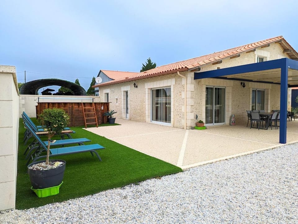 Gîte Charentais avec piscine, terrasse, et pêche - confort moderne et charme rural - FR-1-653-87 House in Nouvelle-Aquitaine