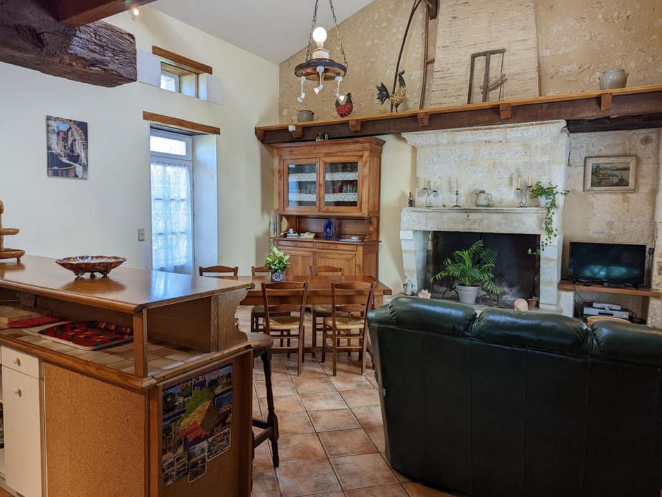 Charmant gîte en pierre à Bellon avec jardin, cheminée et internet - FR-1-653-116 House in Nouvelle-Aquitaine