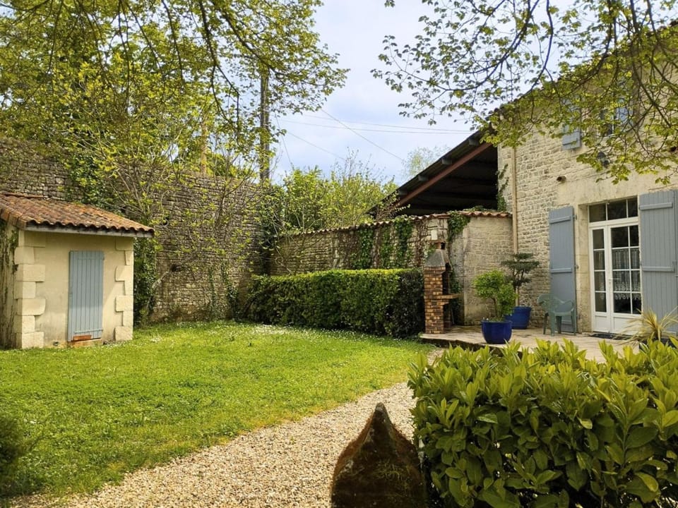 Gîte cosy avec 3 chambres, cour privée, baby-foot et internet, équipements bébé inclus, animaux permis - FR-1-653-154 House in Nouvelle-Aquitaine