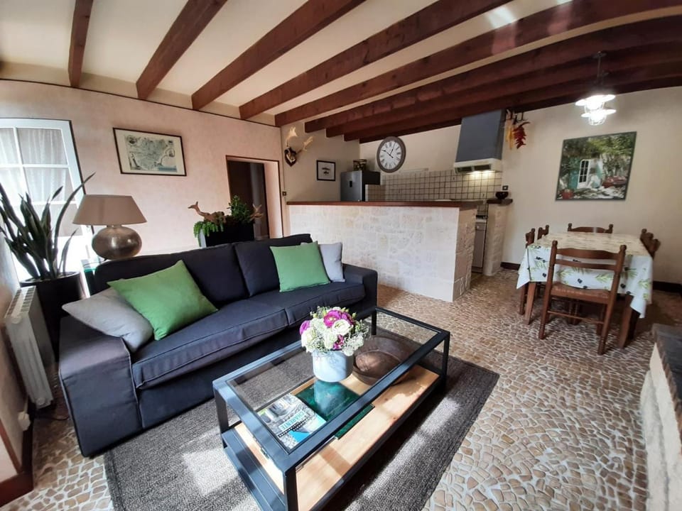 Maison avec Jardin Clos et Cheminée, proche La Rochefoucauld - FR-1-653-164 House in Nouvelle-Aquitaine
