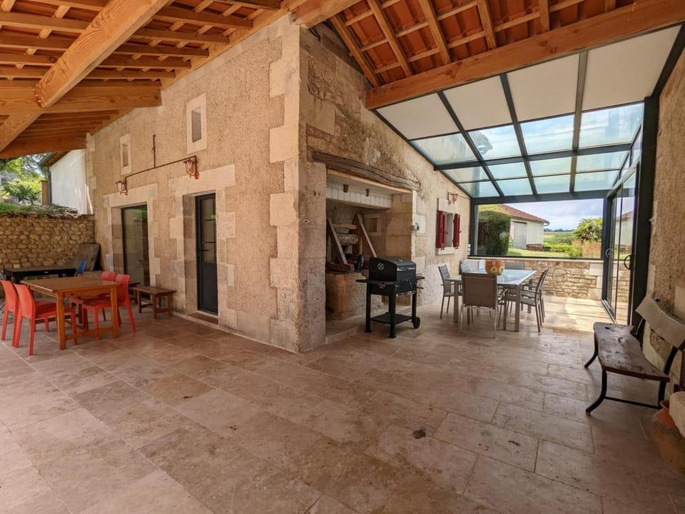 Maison spacieuse avec piscine chauffée, jardin clos, terrasses, cheminée, et équipements bébé inclus. - FR-1-653-183 House in Nouvelle-Aquitaine