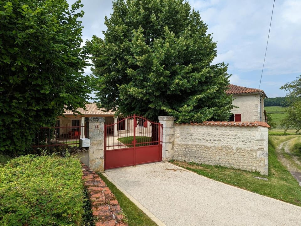 Maison spacieuse avec piscine chauffée, jardin clos, terrasses, cheminée, et équipements bébé inclus. - FR-1-653-183 House in Nouvelle-Aquitaine