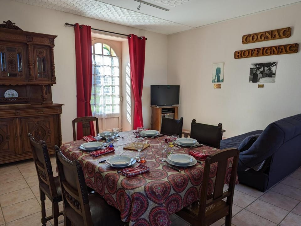 Gîte de charme près de Cognac avec vélos et jardin Country House in Nouvelle-Aquitaine