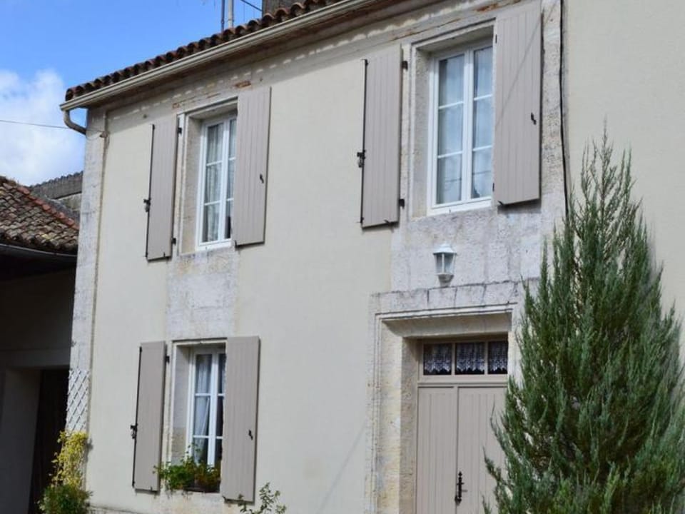 Gîte de pêche au bord de la Charente avec Wifi et parking - FR-1-653-189 House in Nouvelle-Aquitaine