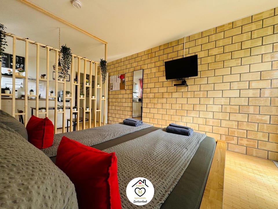 Bed, TV and multimedia, Photo of the whole room, Bedroom