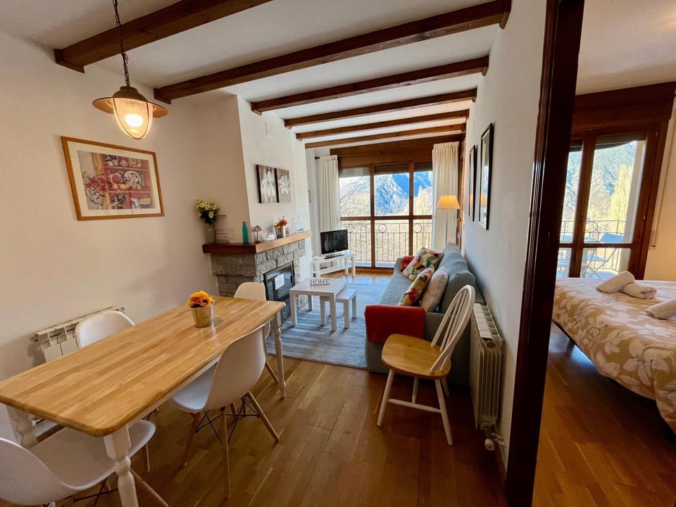 Living room, Photo of the whole room, Seating area, Dining area