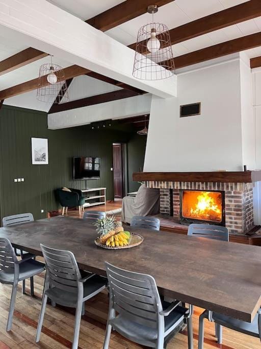 Seating area, Dining area, flat iron