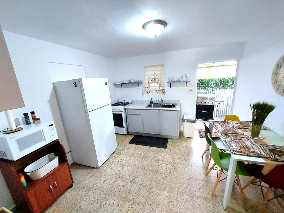 Kitchen or kitchenette, Dining area, minibar