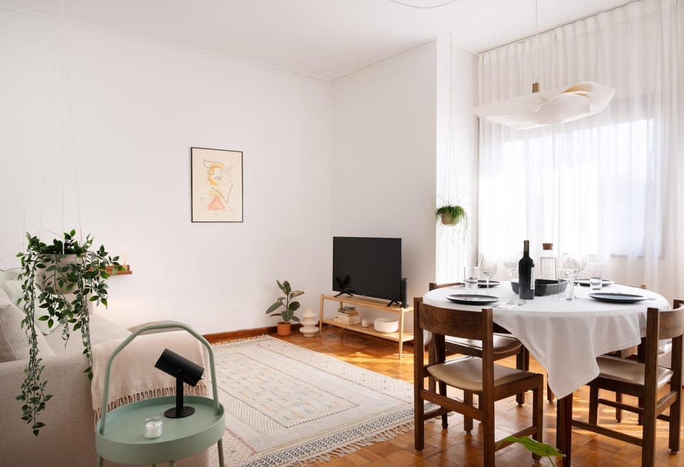 TV and multimedia, Living room, Seating area, Dining area, Evening entertainment
