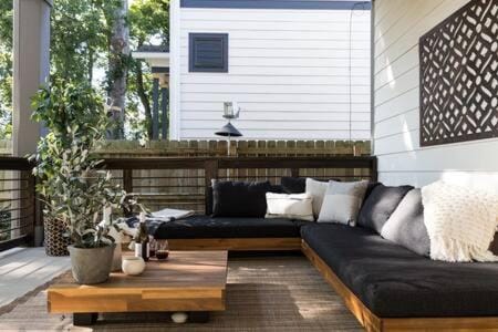 The Maple House - Huge Backyard & Mins to Broadway House in Nashville