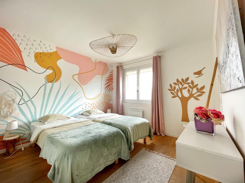 Photo of the whole room, Bedroom