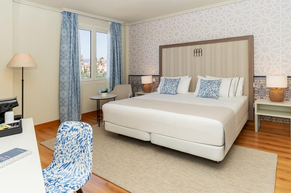 Bed, Coffee/tea facilities, Bedroom, City view, Landmark view, River view