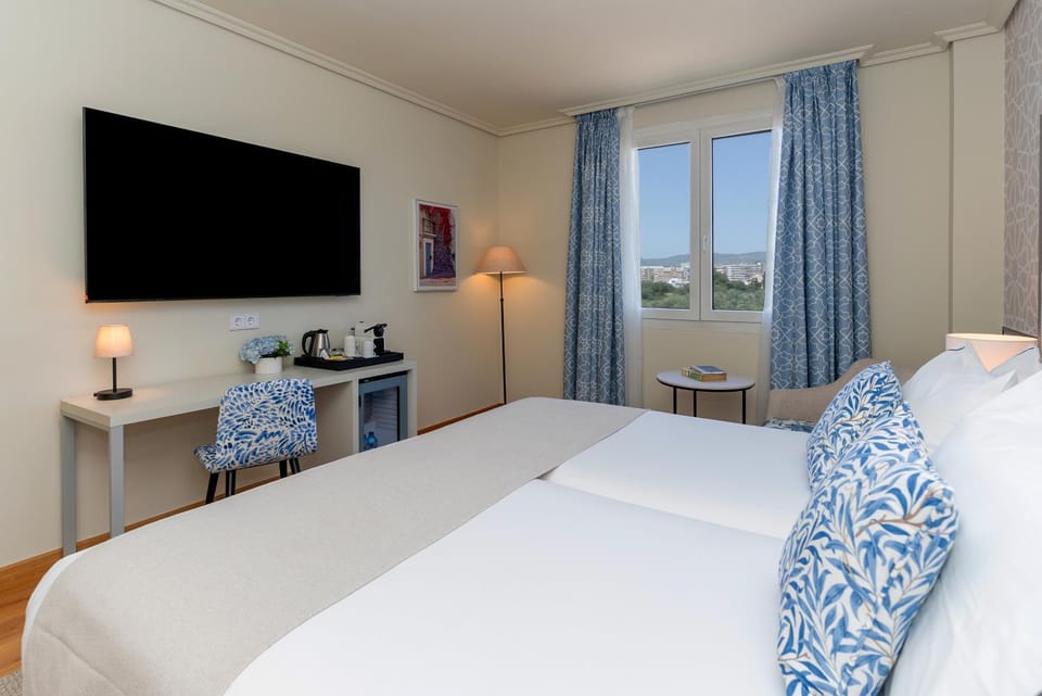 Bed, TV and multimedia, Coffee/tea facilities, View (from property/room), Bedroom, City view, Landmark view, River view