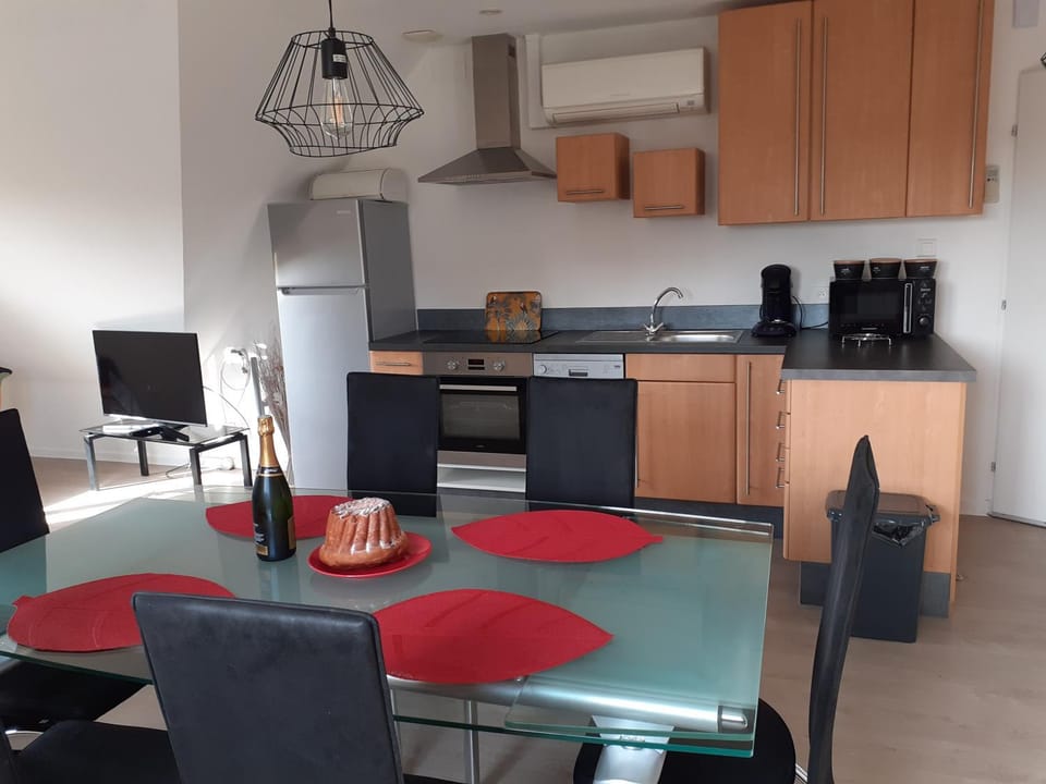 Kitchen or kitchenette, Dining area, dishwasher, minibar, pet friendly, stove