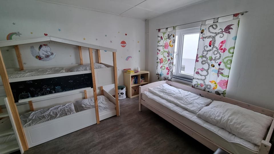 Bedroom, bunk bed