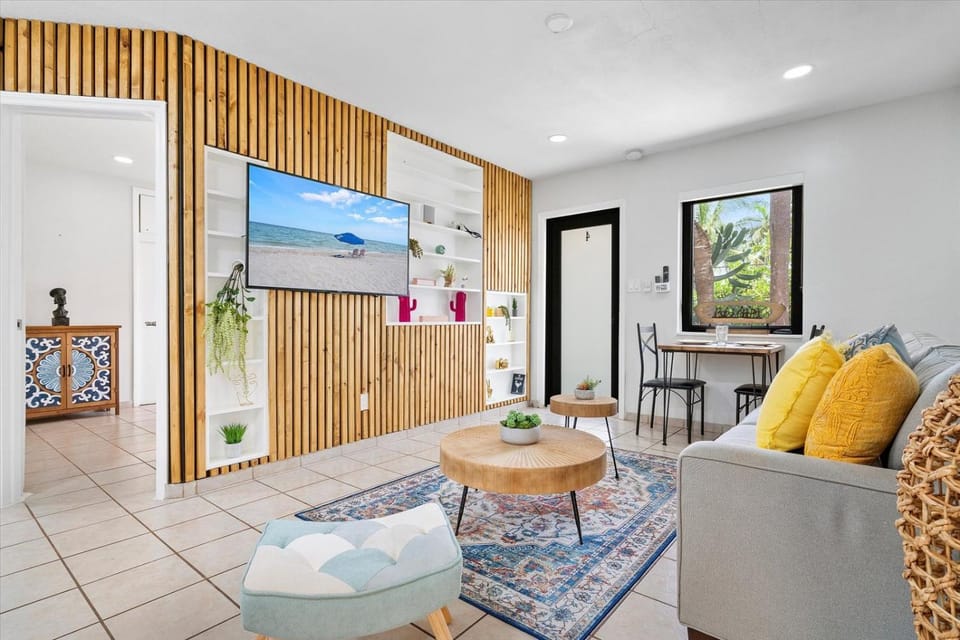 TV and multimedia, Living room, Seating area, Dining area