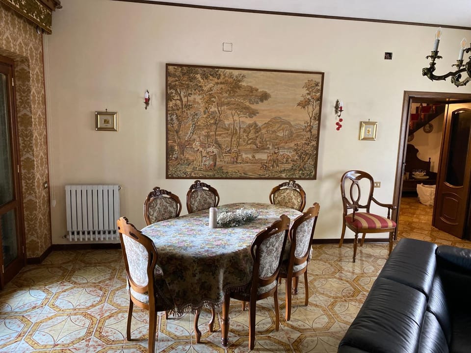 Seating area, Dining area