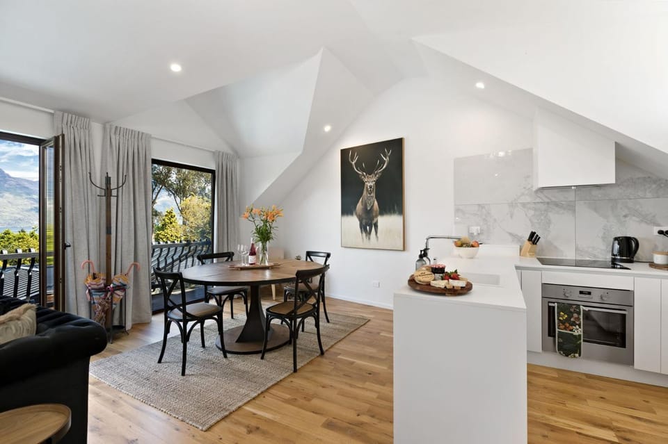 Kitchen or kitchenette, Living room, Seating area, Dining area, pet friendly, toaster