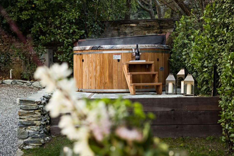 Garden, Hot Tub