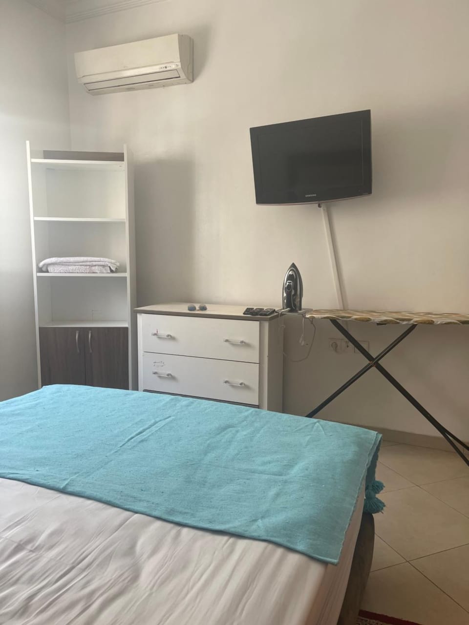 Bed, TV and multimedia, air conditioner