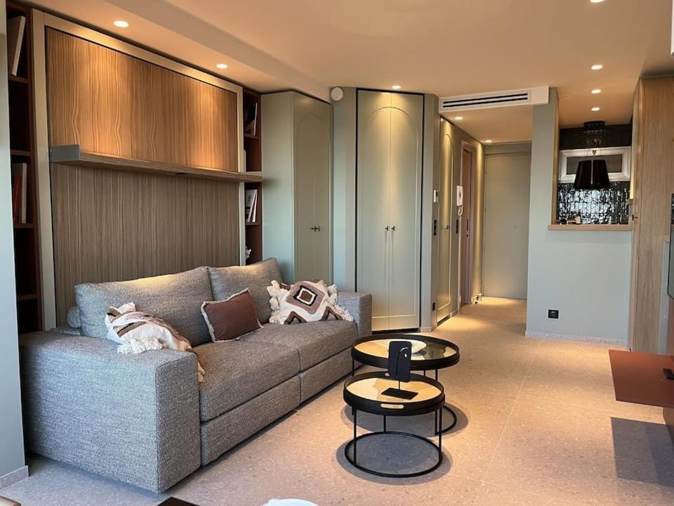 LUXURIOUS APARTMENT ON THE BEACH Apartment in Nice