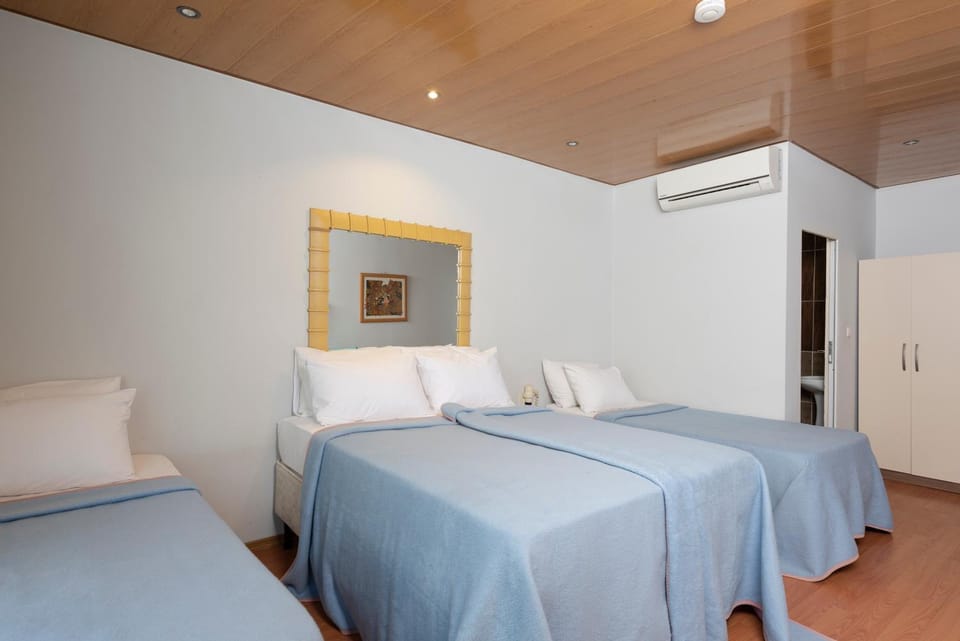 Bed, Photo of the whole room, Bedroom, air conditioner