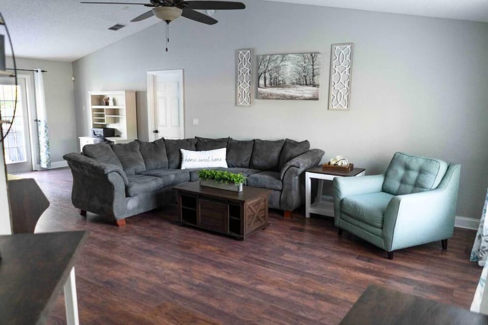Modern 3BR Home, Saltwater Pool, Fenced Yard House in Spring Hill