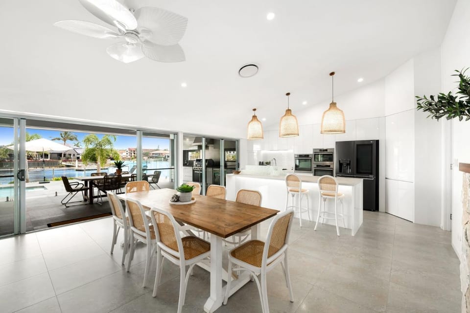 Kitchen or kitchenette, Dining area, fireplace