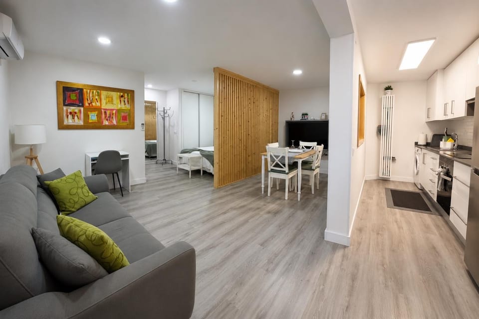 TV and multimedia, Seating area, Dining area
