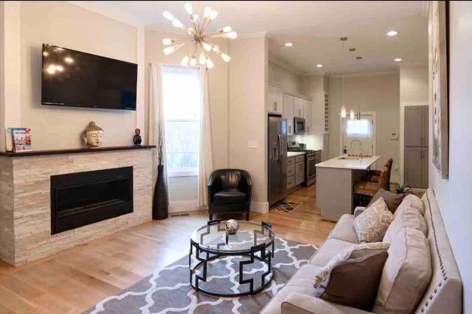 Modern/ parking/Eden Park/near Downtown/ FCC Apartment in Cincinnati