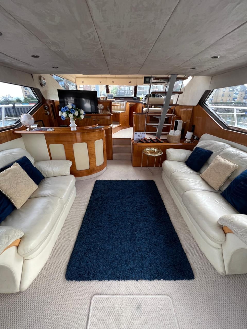 SUPERYACHT ON TOWN QUAY MARINA, SOUTHAMPTON - Very close to city centre and cruise terminals - free parking included Docked boat in Southampton