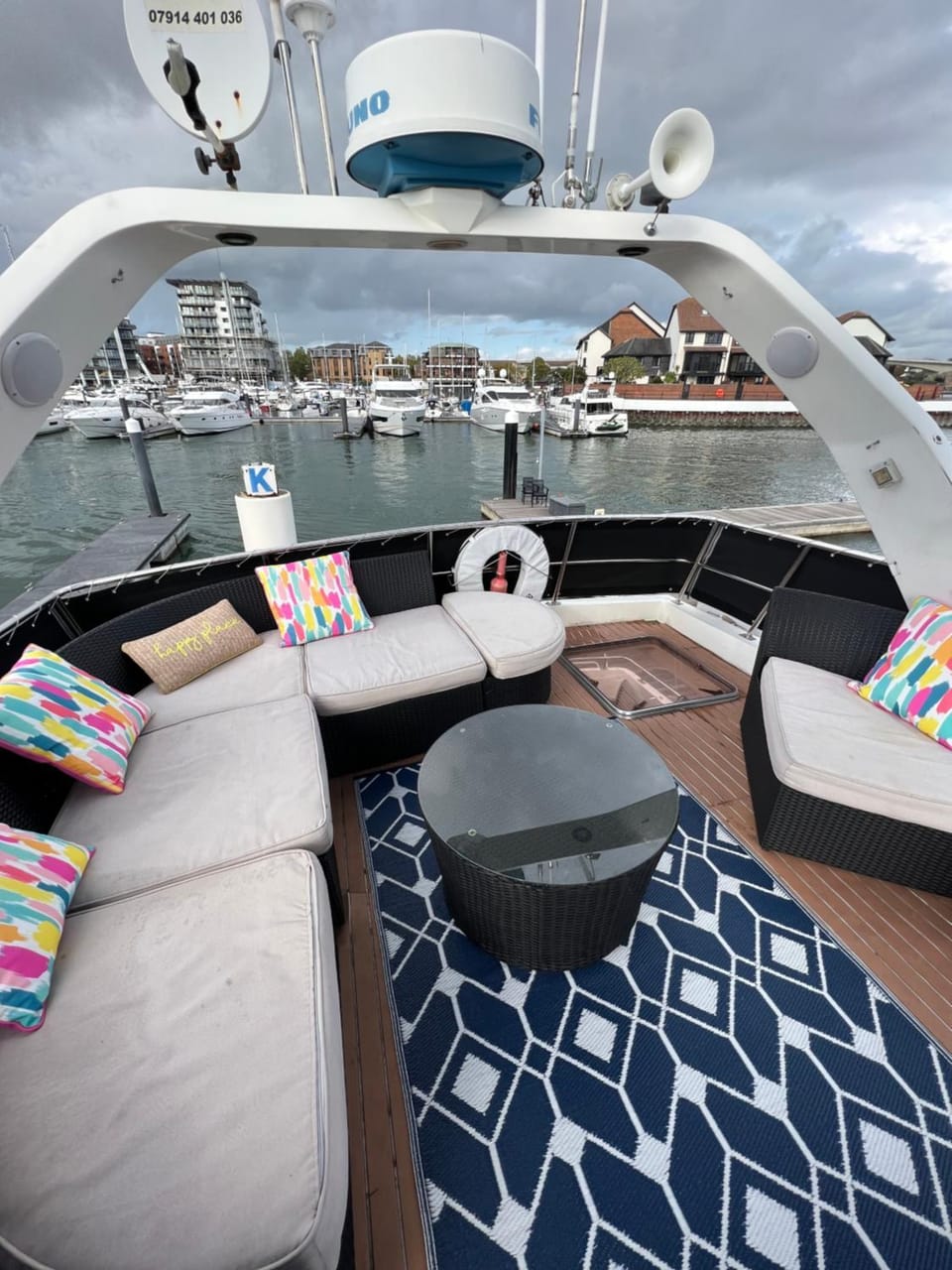 SUPERYACHT ON TOWN QUAY MARINA, SOUTHAMPTON - Very close to city centre and cruise terminals - free parking included Docked boat in Southampton