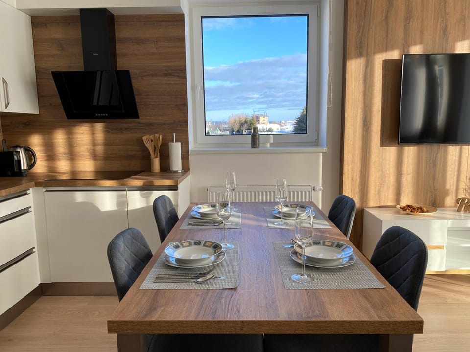 Kitchen or kitchenette, Living room, Seating area, Dining area
