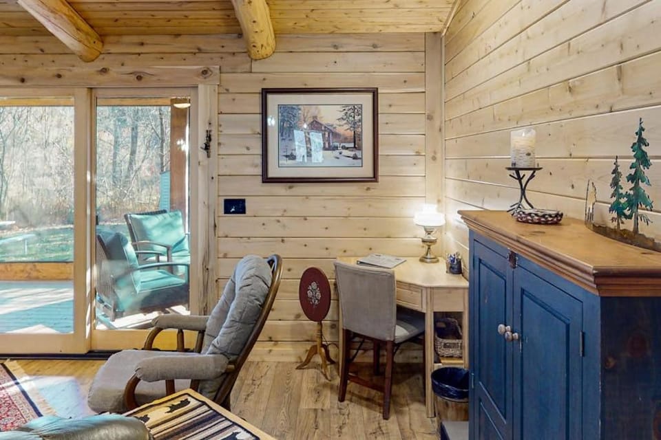 Blackbear Log Cabin Cabin in Wolcott