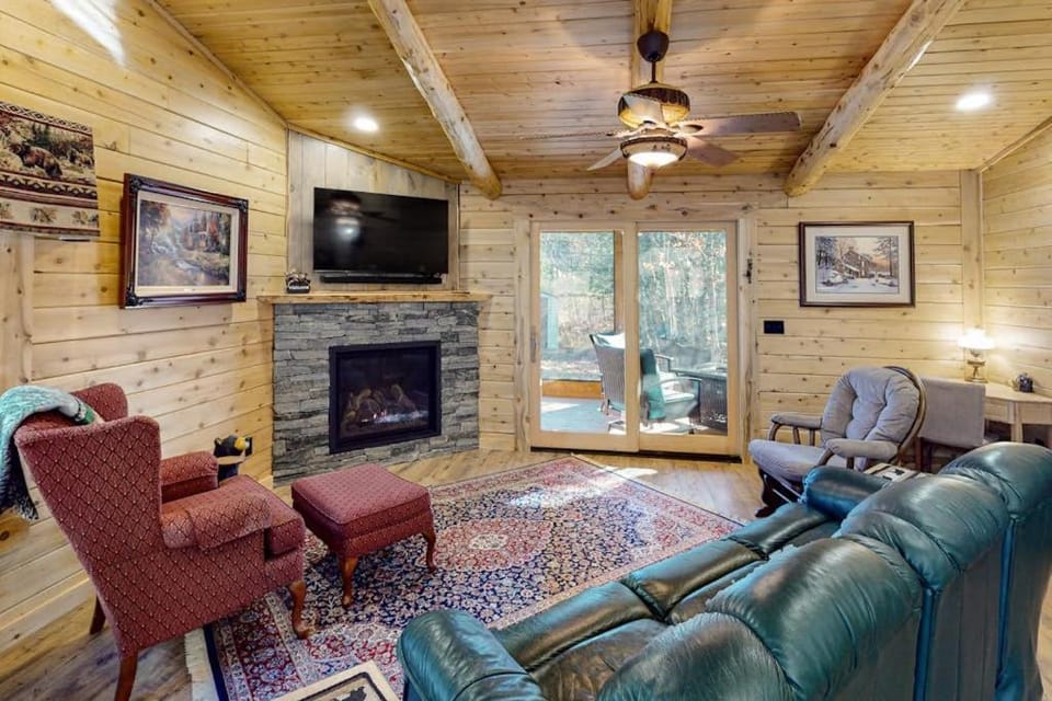 Blackbear Log Cabin Cabin in Wolcott