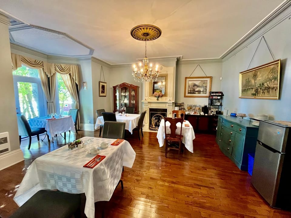 Seating area, Dining area