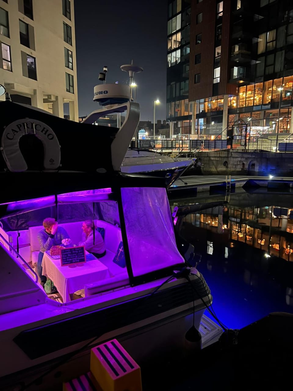 LUXURY 40 FOOT YACHT ON 5 STAR OCEAN VILLAGE MARINA SOUTHAMPTON - minutes away from city centre and cruise terminals - Free parking included Docked boat in Southampton